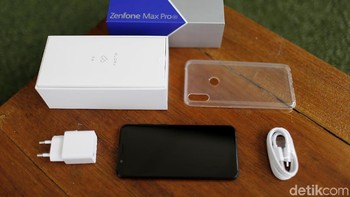 Begini penanpakkan isi dari kemasan Zenfone Max Pro. Ada casing bening bawaan, charger, buku panduan berikut garansi, dan juga kabel yang masih USB yang masih micro USB. Foto: Muhammad Ridho
