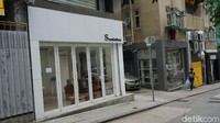 Selain kafe, traveler juga bisa menemukan butik yang menjual pakaian. Ini juga salah satu surganya belanja (Kanavino/detikTravel)