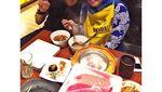 10 Pose Keren Indra L. Bruggman Saat Makan dan Ngemil