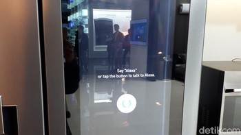 Kulkas ini juga sudah dibekali teknologin AI platform Alexa dari Amazon. Dengan perintah suara, ia bisa memberikan resep makanan, mengingatkan batas kedaluarsa makanan hingga membuat es batu sendiri. Foto: Josina/detikINET. 