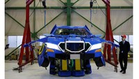 Foto kombinasi perubahan mobil tersebut menjadi robot. REUTERS/Toru Hanai.