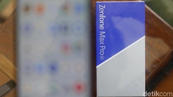 Sementara untuk kapasitas baterainya sangat besar, yakni 5.000 mAh. Asus mengklaim baterainya kuat dipakai main game dan menonton video selama berjam-jam. Foto: Muhammad Ridho