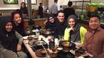 10 Pose Keren Indra L. Bruggman Saat Makan dan Ngemil