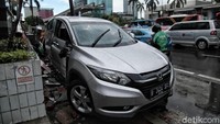 Mobil tersebut masih berada di atas trotoar Jalan Rasuna Said.