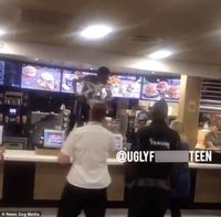 Tak Sabar Nunggu, Pria Ini Naik ke Meja Kasir McDonald's dan Buka Baju