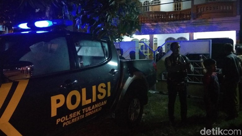Polisi Gerebek Rumah Tempat Produksi Miras Oplosan di Sidoarjo Polisi Gerebek Rumah Tempat Produksi Miras Oplosan di Sidoarjo