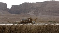 Banjir ini dipicu hujan lebat yang mengguyur sebagian besar wilayah Israel sejak Rabu (25/4) waktu setempat. Ahli meteorologi Israel, Boaz Nechemia mengatakan, hujan lebat di bulan April tidak terlalu langka dan terjadi di Israel setiap tiga atau empat tahun sekali. Foto: AFP PHOTO/MENAHEM KAHANA