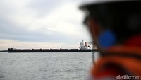Kru dari Pertamina melihat Kapal MV Ever Judger.