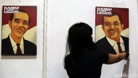 Poster bingkai Presiden Joko Widodo (Jokowi) bersama Wakil Presiden Jusuf Kalla (JK), buatan produk Damn! I Love Indonesia, mencuri perhatian pengunjung yang hadir.