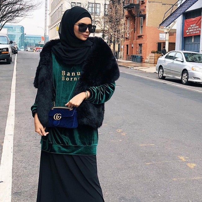 Di kesempatan lain, Vivi Zubedi kembali memilih paduan oversized swater, rok, dan syal bulu. Tampilannya pun terlihat fashionable tapi tetap sesuai syariat. Foto: Instagram/ViviZubedi