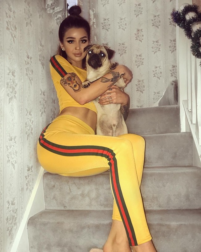 Sebagai selebgram kecantikan tentu Kayla sering mengunggah foto-foto cantiknya, termasuk bersama anjing kesayangannya ini yang dikabarkan telah mengotori rumah kontrakan. Foto: Instagram Kayla Jenkins