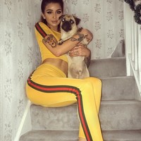 Sebagai selebgram kecantikan tentu Kayla sering mengunggah foto-foto cantiknya, termasuk bersama anjing kesayangannya ini yang dikabarkan telah mengotori rumah kontrakan. Foto: Instagram Kayla Jenkins