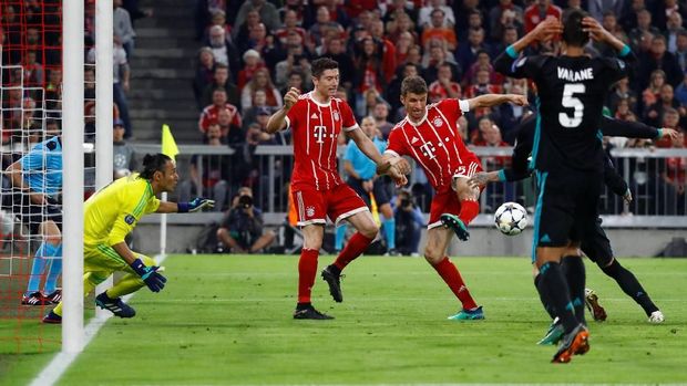 Real Madrid mencuri kemenangan di kandang Bayern Munchen pada leg pertama semifinal Liga Champions.