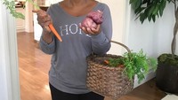 Pakai topi dan kaca mata, Oprah kembali panen. Baru saja memetik dari kebun saya. Ubi ungu dan wortel. Saya akan buat sup kentang dan jus wortel, tutur wanita 64 tahun ini. Foto: Instagram oprah