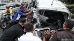 Mobil Crossover yang Ditabrak Kopaja Dievakuasi