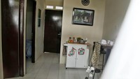 Di dalam rumah terdapat satu kamar tidur orang dewasa, satu kamar tidur anak, satu ruang tamu, dan satu kamar mandi.