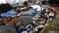 Para pedagang berjualan di atas trotoar di Jalan Jati Baru, Tanah Abang, Jakarta Pusat, Kamis (26/4/2018).