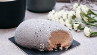 Biasanya stone cake terbuat dari mousse cake berbagai rasa. Bentuknya juga tak bisa sama persis karena stone cake dibuat satu persatu tanpa cetakan. Foto: Instagram