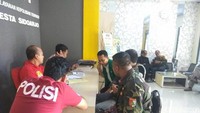 Suasana pelaporan Rendra oleh GP Ansor dan Banser di Mapolresta Sidoarjo. Ucapan kasar Rendra di Facebook dinilai melukai hati umat Islam. (Foto: Suparno/detikcom)
