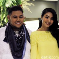 Faye Malisorn juga sudah dekat dengan orangtua Ivan Gunawan. Akankah kedekatan keduanya berlanjut ke jenjang yang lebih serius? (Foto: Moh. Abduh/Wolipop)