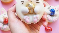 Merayakan Easter, Liu membuat donat dengan karakter kelinci yang sedang memegang sebungkus permen cokelat Lindt. Foto: Instagram @vickiee_yo