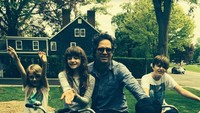 Sementara si Hulk alias Mark Ruffalo lebih suka menularkan kebiasaan baiknya seperti berolahraga dengan menaiki sepeda bersama anak-anaknya. (Foto: Instagram @markruffalo)