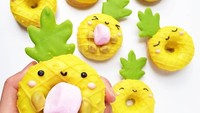 Donat dengan warna kuning dan hijau menyala ini terlihat sangat lucu. Berkarakter nanas, Liu memberi mata hingga hidung dengan paduan tangan dan kaki. Foto: Instagram @vickiee_yo