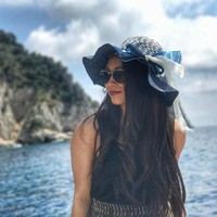 Penampilan Leanna Carr yang feminin dan berambut panjang memang membuat banyak pria kecele, menyangka ia wanita lemah. Ternyata wanita berambut brunette ini adalah atlet angkat besi. Foto: Instagram/@leanna_carr