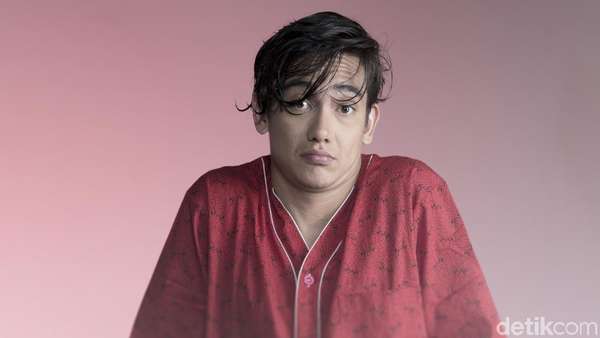 Lucunya Gaya Adipati Dolken Pakai Piyama Lucunya Gaya Adipati Dolken Pakai Piyama