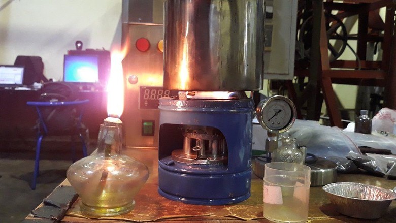 Ilmuwan ITB Ubah Bungkus Mi Instan Menjadi Bahan Bakar Minyak Ilmuwan ITB Ubah Bungkus Mi Instan Menjadi Bahan Bakar Minyak