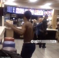 Tak Sabar Nunggu, Pria Ini Naik ke Meja Kasir McDonald's dan Buka Baju