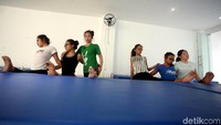Naima bersama atlet renang indah lainnya berlatih dari Senin hingga Sabtu.