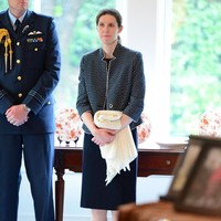 Maria pun tipikal baby sitter yang sangat baik. Saat Putri Charlotte tampil pertama kali di publik saat keluar dari rumah sakit, ia mengenakan topi yang datang dari toko bayi di Spanyol yang merupakan kado dari Maria.  Foto: Getty Images