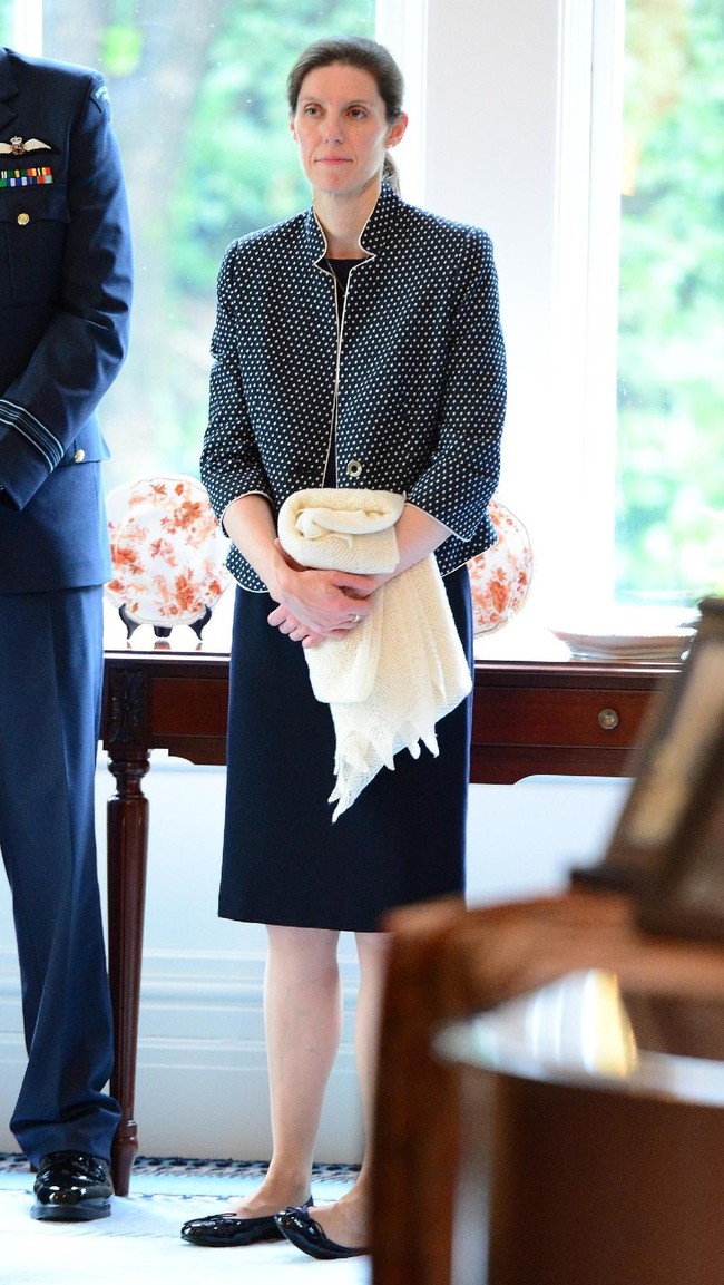 Maria pun tipikal baby sitter yang sangat baik. Saat Putri Charlotte tampil pertama kali di publik saat keluar dari rumah sakit, ia mengenakan topi yang datang dari toko bayi di Spanyol yang merupakan kado dari Maria.  Foto: Getty Images