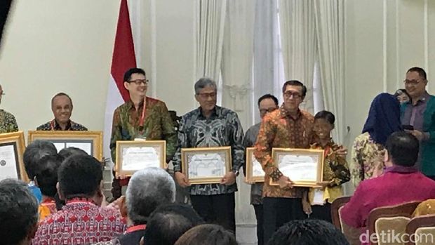 Marvel saat menerima penghargaan dari Menkum HAM Yasonna Laoly