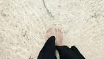 Foto: Yuki Kato dan Laguna Cantik Pulau Bair