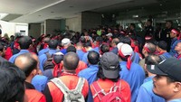 Ketua serikat pekerja JICT, Hazris Mansyah bersama Sekjen serikat pekerja JICT, Firmansyah, ikut dalam aksi tersebut dan mengatakan keinginannya menyampaikan aspirasi langsung dengan pimpinan direksi JICT. Foto: dok. JICT
