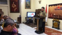 Menteri Perindustrian (Menperin) Airlangga Hartarto pun menyadari hal itu dan menyebut bahwa SDM yang dibutuhkan oleh industri saat ini adalah orang-orang dengan kemampuan memanfaatkan teknologi digital. Salah satunya adalah dengan menggulirkan berbagai program pendidikan dan pelatihan vokasi guna menyongsong industri 4.0. Misalnya, pendidikan vokasi yang link and match antara industri dengan Sekolah Menengah Kejuruan (SMK)