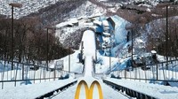 Ini adalah iklan McD saat menjadi sponsor resmi olimpiade musim dingin 2006 di Torino. Bisa tebak logo McD yang ada dibentuk dari mana? Istimewa/Boredpanda.