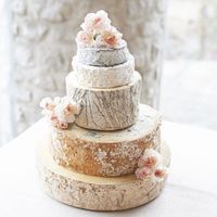Tumpukan Keju yang Dibuat Mirip Kue Pengantin Kini Sedang Ngetren!