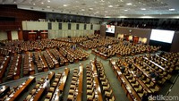Berdasarkan daftar hadir, tercatat hanya 169 anggota Dewan yang hadir. Sebanyak 108 anggota minta izin.