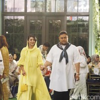 Kabar soal hubungan istimewa Ivan Gunawan dengan perempuan cantik asal Thailand, Faye Malisorn, belakangan santer terdengar. Sosok Faye pun muncul di fashion show Hijab Mandjha Ivan Gunawan, Rabu (25/4/2018). (Foto: Moh. Abduh/Wolipop)