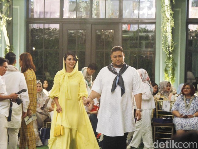 Kabar soal hubungan istimewa Ivan Gunawan dengan perempuan cantik asal Thailand, Faye Malisorn, belakangan santer terdengar. Sosok Faye pun muncul di fashion show Hijab Mandjha Ivan Gunawan, Rabu (25/4/2018). (Foto: Moh. Abduh/Wolipop)