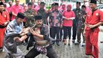 Aksi Palang Pintu Antar Sudarto Daftar jadi Calon Anggota DPD