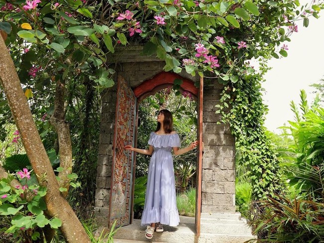 Ini gaya feminin Moeka Nozaki saat berlibur di Bali. Foto: Instagram Moeka Nozaki