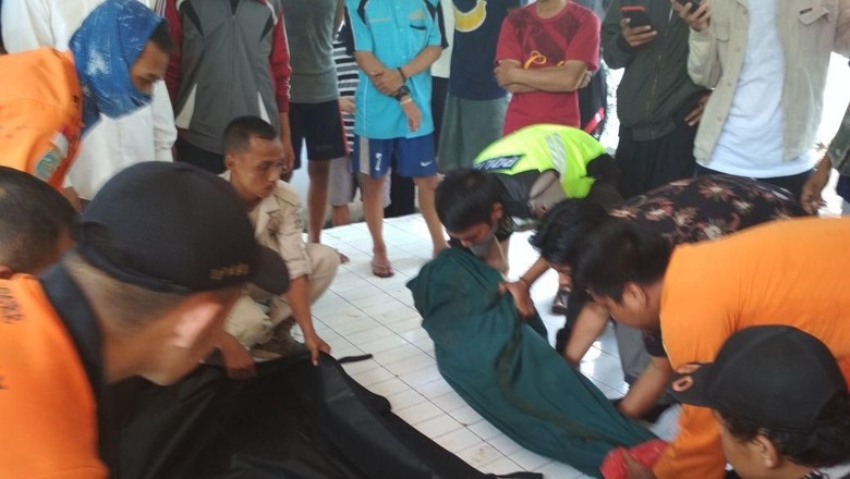 Bocah SD yang Hilang Terseret Arus Banjir Cilegon Ditemukan Tewas Bocah SD yang Hilang Terseret Arus Banjir Cilegon Ditemukan Tewas