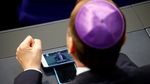 Foto: Tak Dianjurkan, Anggota Parlemen Jerman Tetap Pakai Kippah