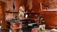 Kamar tidur, tangga, dapur, ruang tamu, rak buku, kamar mandi sampai perapian dipahat dengan sangat teliti oleh sang seniman. Traveler juga akan merasa hangat ketika masuk ke dalam rumah. (sonia.brijaldo/Instagram)