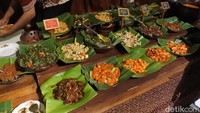 Restoran Mbah Jingkrak memiliki menu makanan khas Jawa yang sangat banyak dan beragam, rasanya juga enak. Sehingga pilihan Angga jatuh ke restoran yang kental dengan budaya Jawa ini. Foto: dok. detikFood