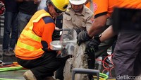 Tak hanya itu BNPB pun memperagakan alat penghancur beton yang biasa dominan dipakai di perkotaan seperti di ibukota jakarta.